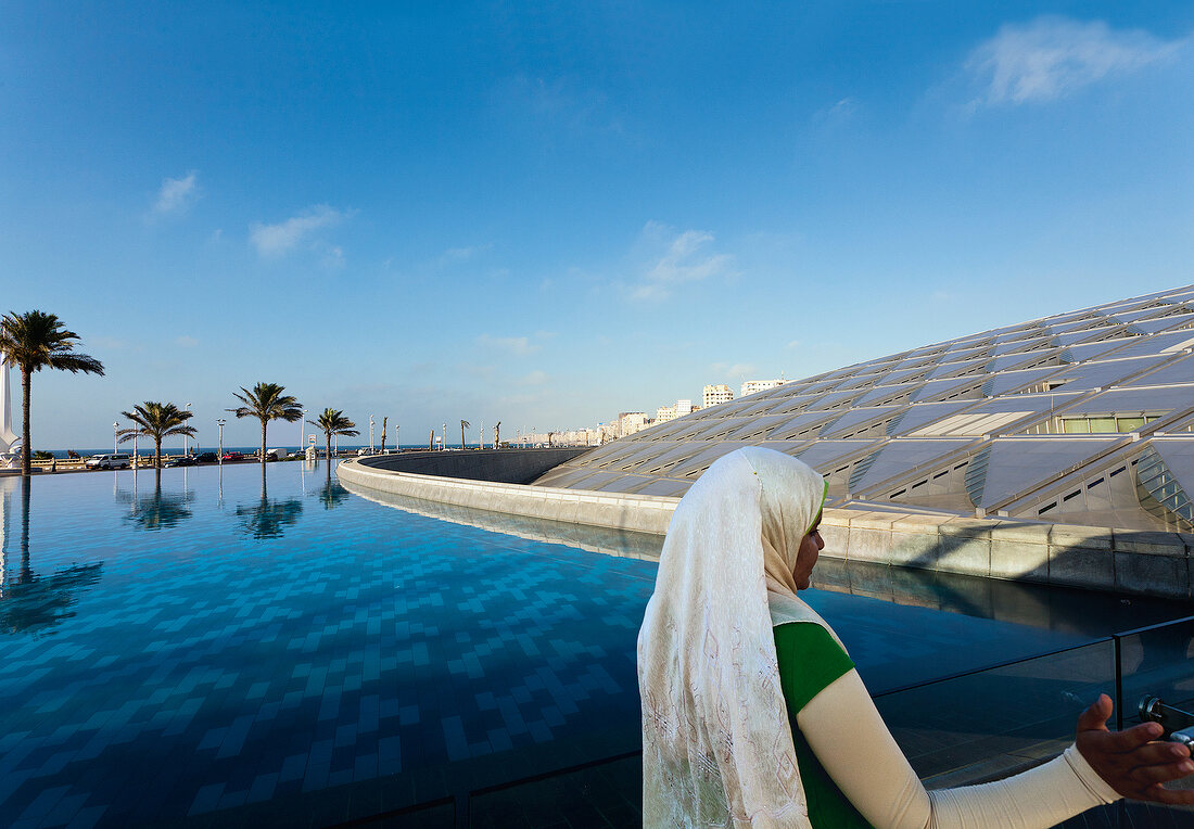 Ägypten, Alexandria, Glasdach der Bibliotheca Alexandrina, Frau