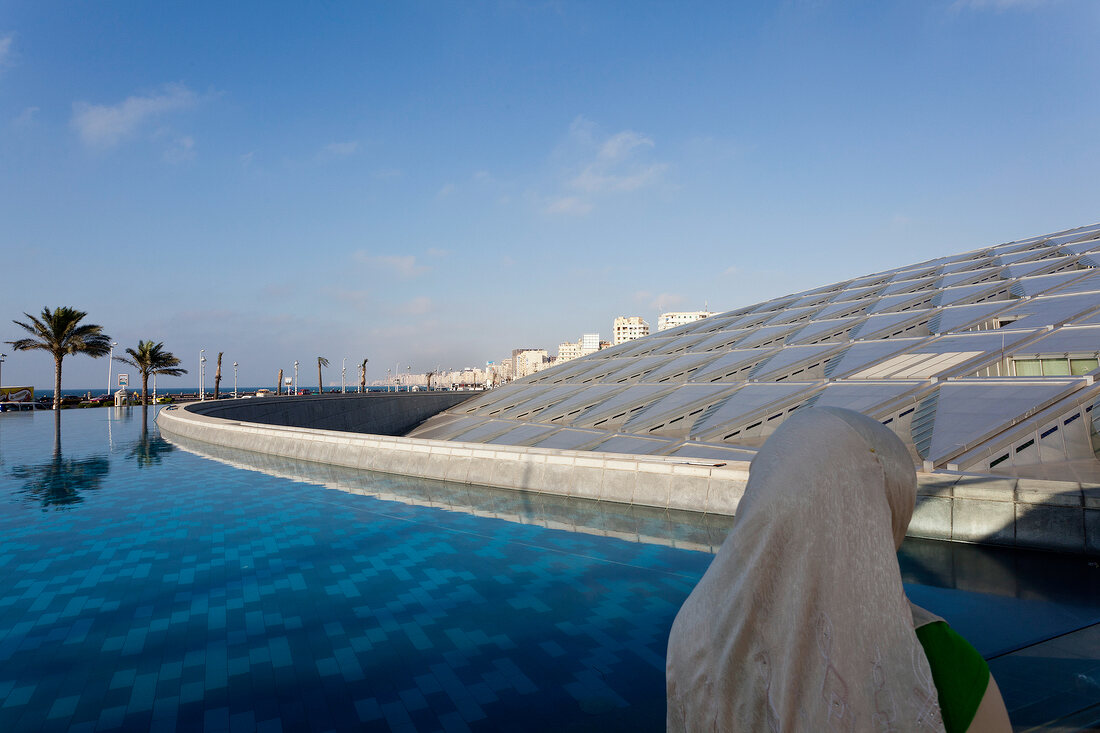 Ägypten, Alexandria, Glasdach der Bibliotheca Alexandrina, Frau