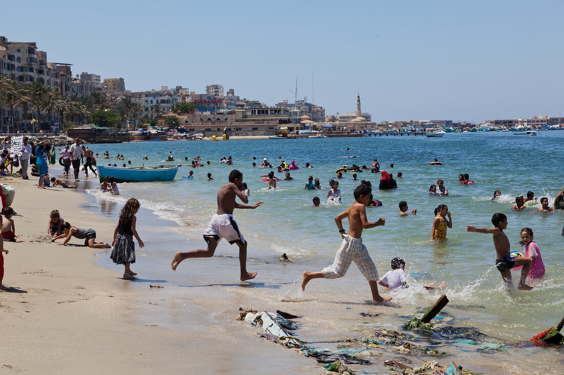 Ägypten, Mittelmeer, Alexandria, Strand, Menschen baden