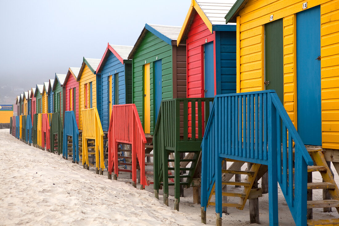 bunte Strandhäuser in Kapstadt, Südafrika