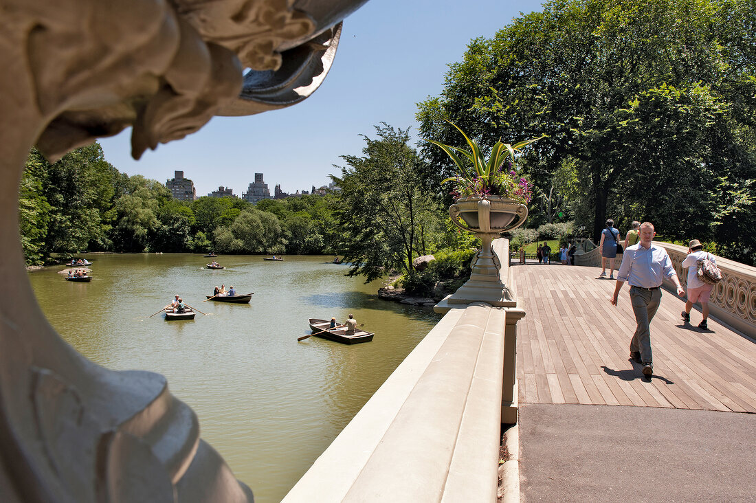 New York: Brücke im Central Park, Bow Bridge, Menschen