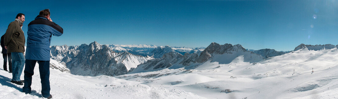 Winterlandschaft, Leutaschtal, Touristen geniessen Ausblick