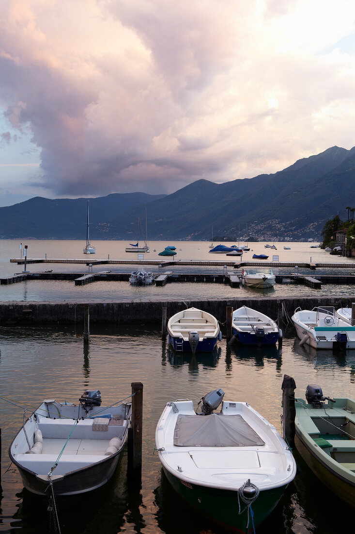 Boote im Hafen von Ascona, Lago Maggiore, Tessin, Schweiz