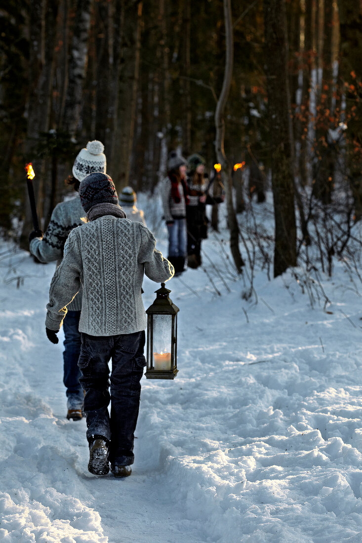 Winterküche, Kinder tragen Fackeln und Kerzen durch den Schnee