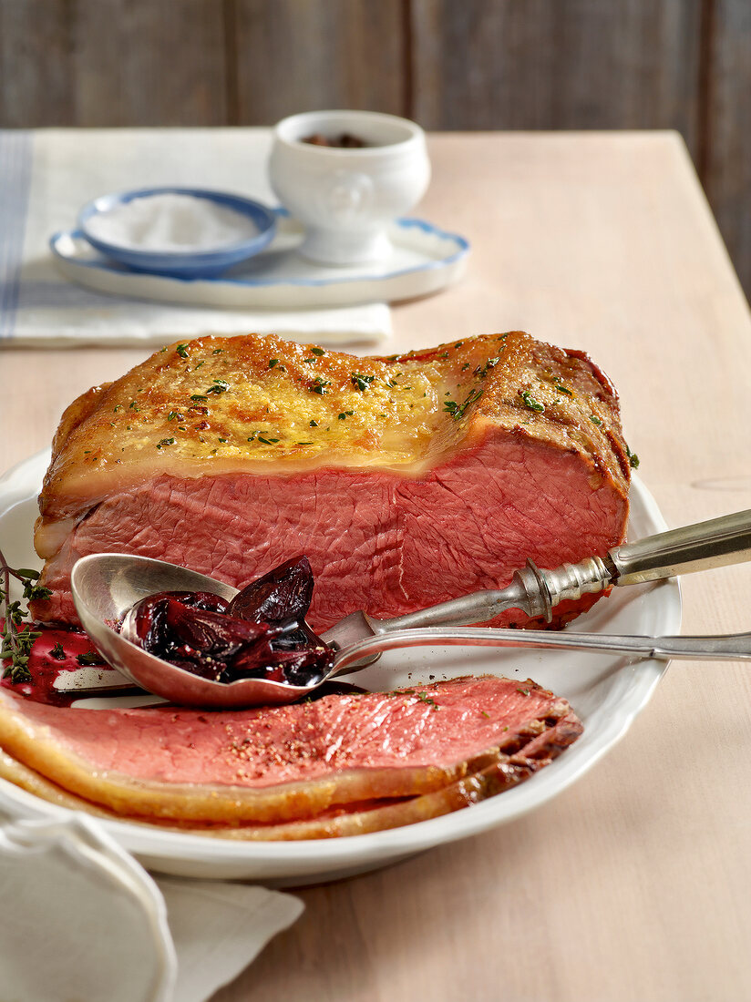 Winterküche, Rostbeef mit Holunder-Zwiebel-Sauce