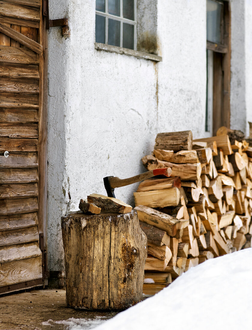 Winterküche, Brennholz, an Hauswand gestappelt, Voralpenland