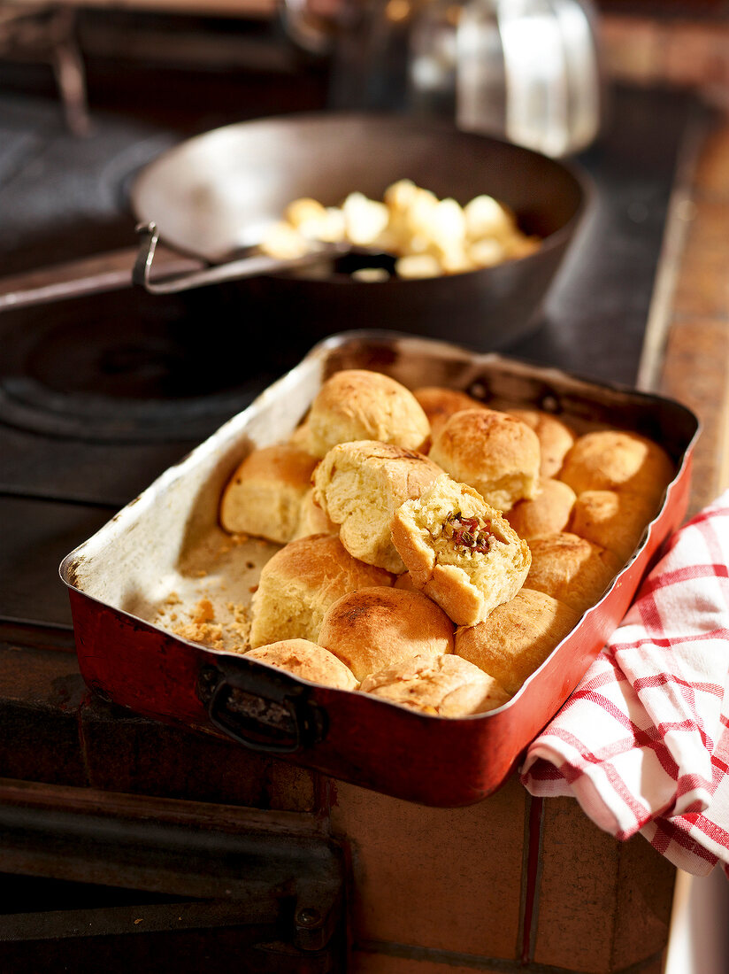 Winterküche, Buchteln mit Kaminwurzen-Zwiebel-Füllung