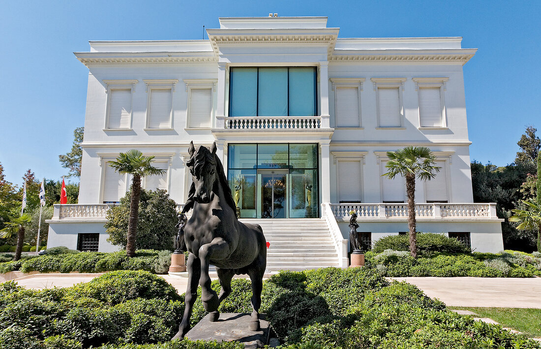 Istanbul, Sakip-Sabanci-Museum, Kalligrafie, Garten, Pferdeskulptur