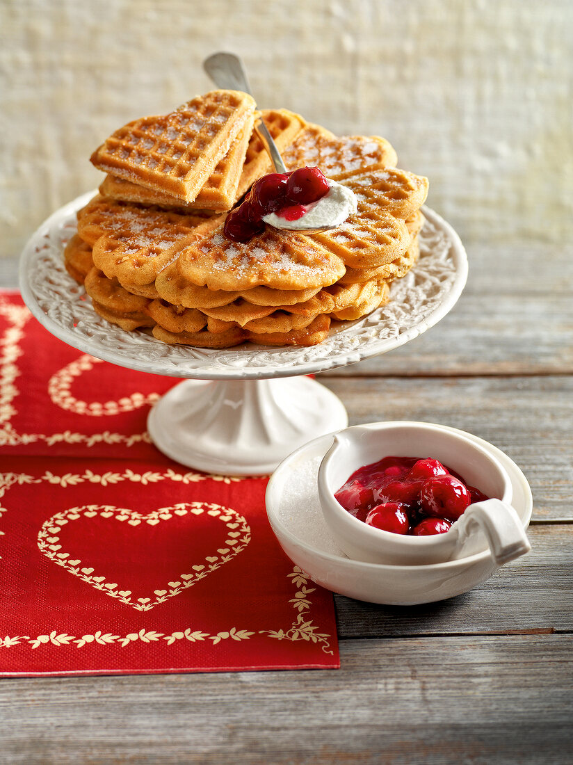 Winterküche, Lebkuchenwaffeln mit heißen Gewürzkirschen udn Sahne