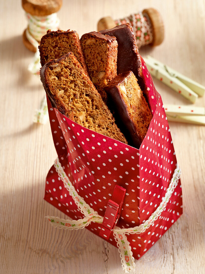 Winterküche, Sirup Lebkuchen Schnitten in einer roten Papiertüte