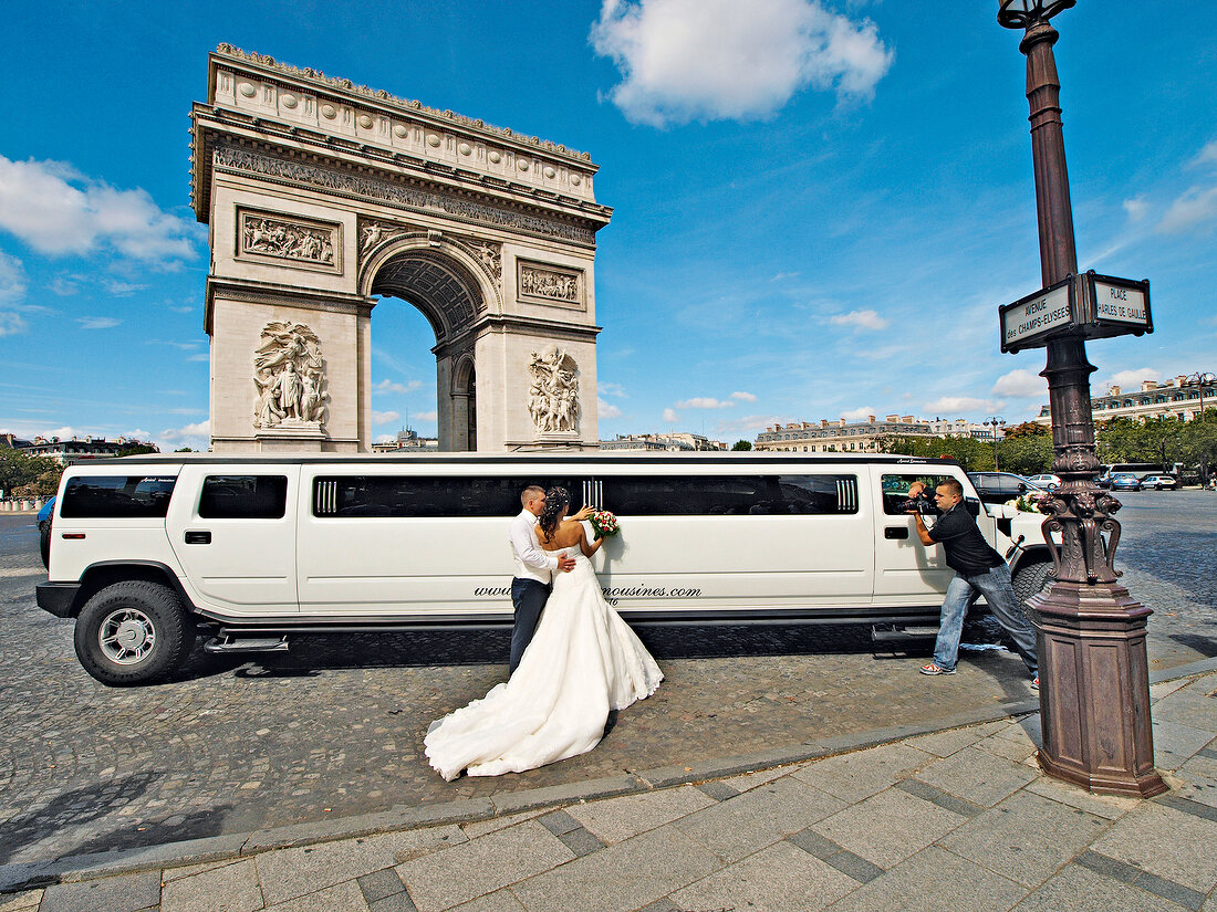 Paris: Place Charles-de-Gaulle, Arc de Triomphe, Hochzeitspaar