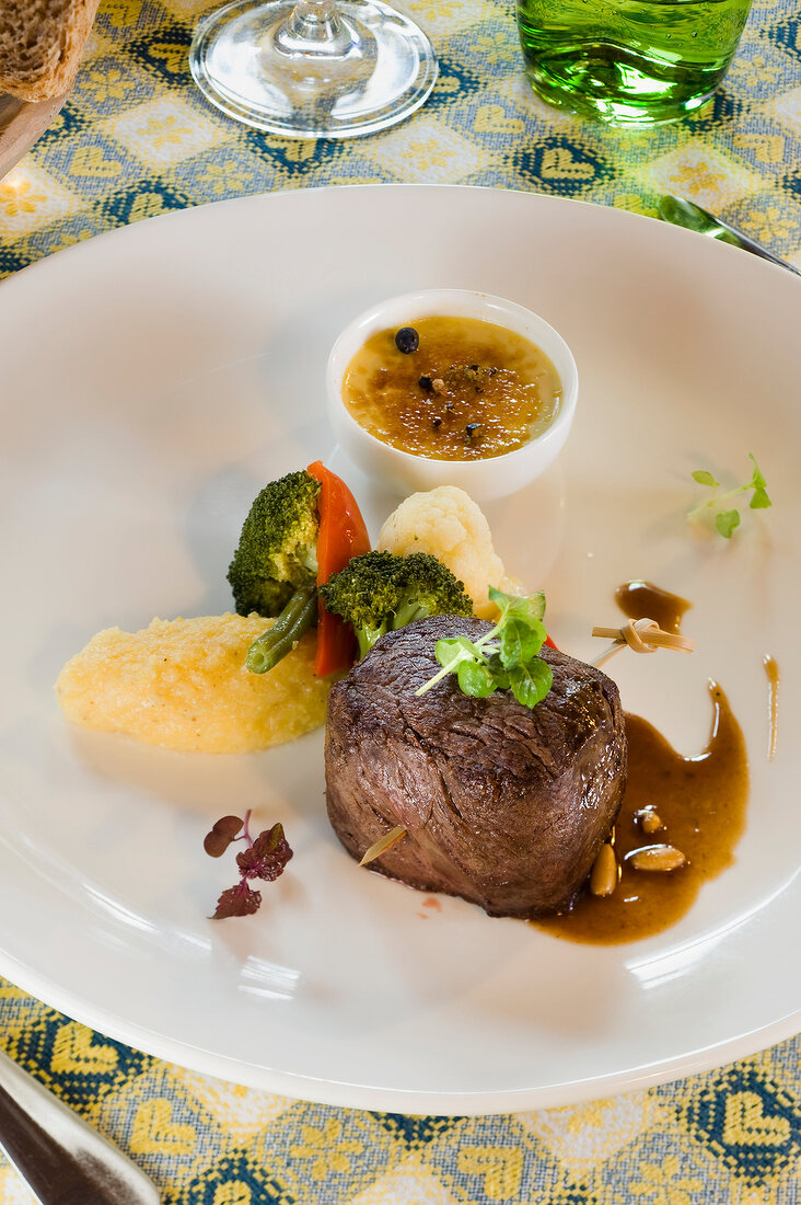 Hirschfilet, Crème Catalan mit Wacholder und Polenta