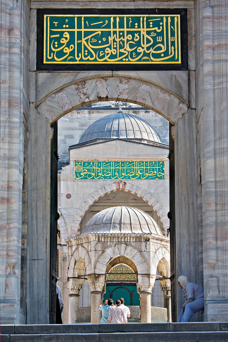 Istanbul: Sultan-Ahmed-Moschee, Blaue Moschee, Kalligrafie, Eingang