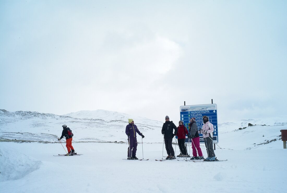 Hemsedal, Skigebiet in Norwegen, Skifahrer warten vor Pistenplan