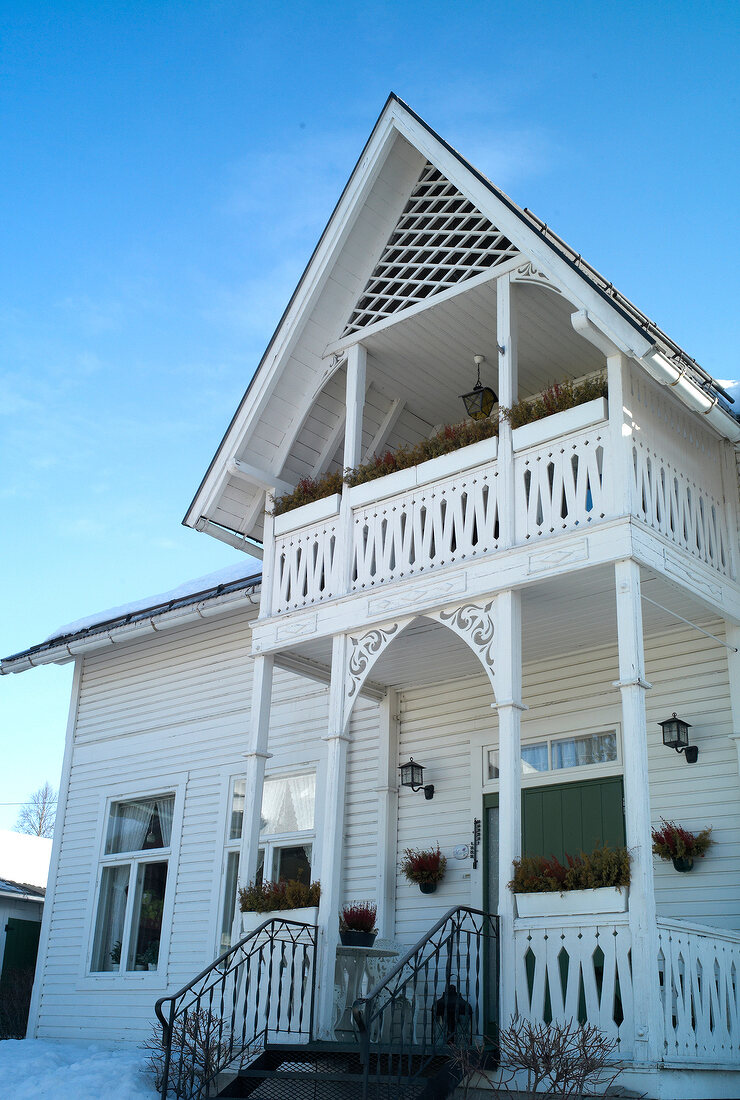 Trysil, Skigebiet in Norwegen, traditionelles Holzhaus in weiß