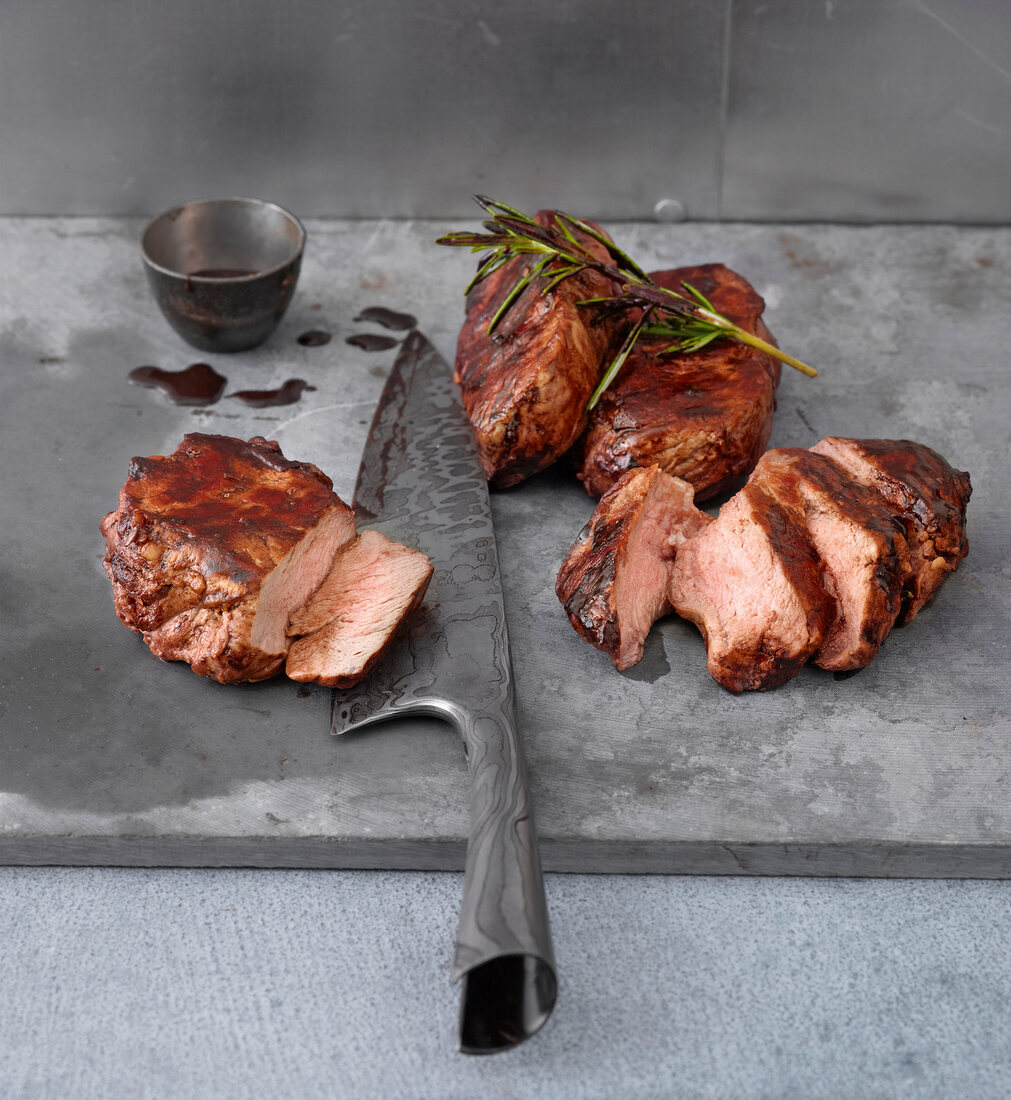 Fleisch, Kalbssteaks in Kakao- Büffelbutter