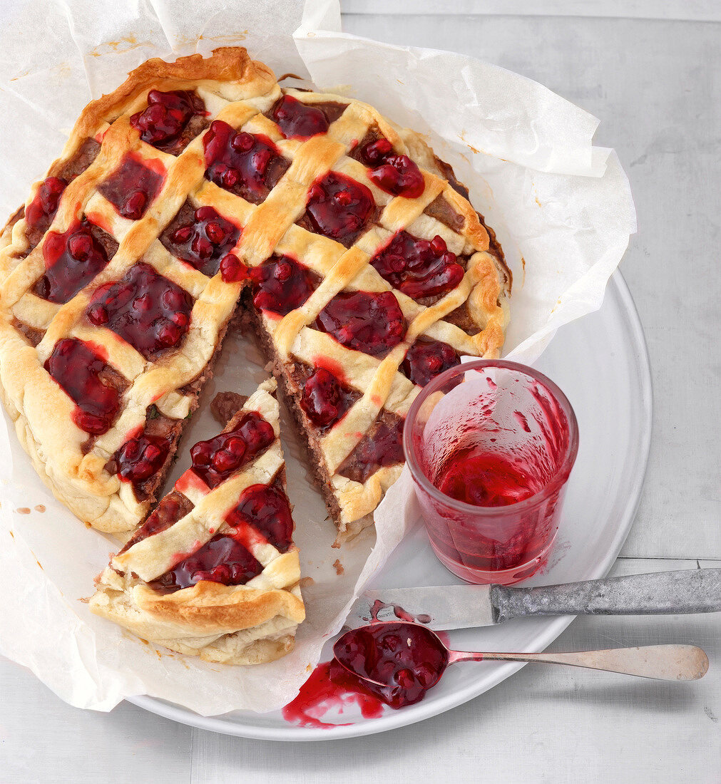 Fleisch, "Linzer" Fleischtorte mit Preiselbeeren