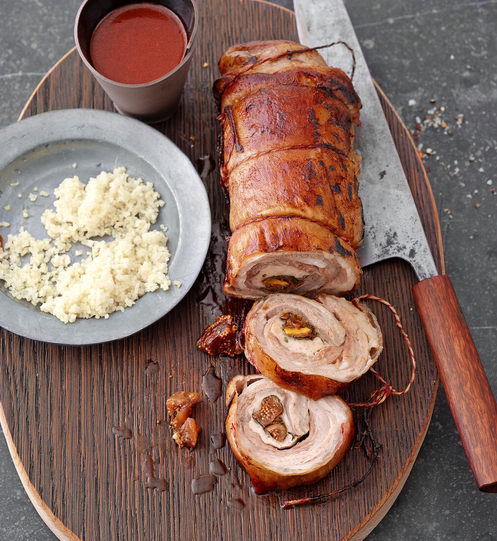 Fleisch, Gerollter Lammbauch mit Pistazien und Minze, Couscous