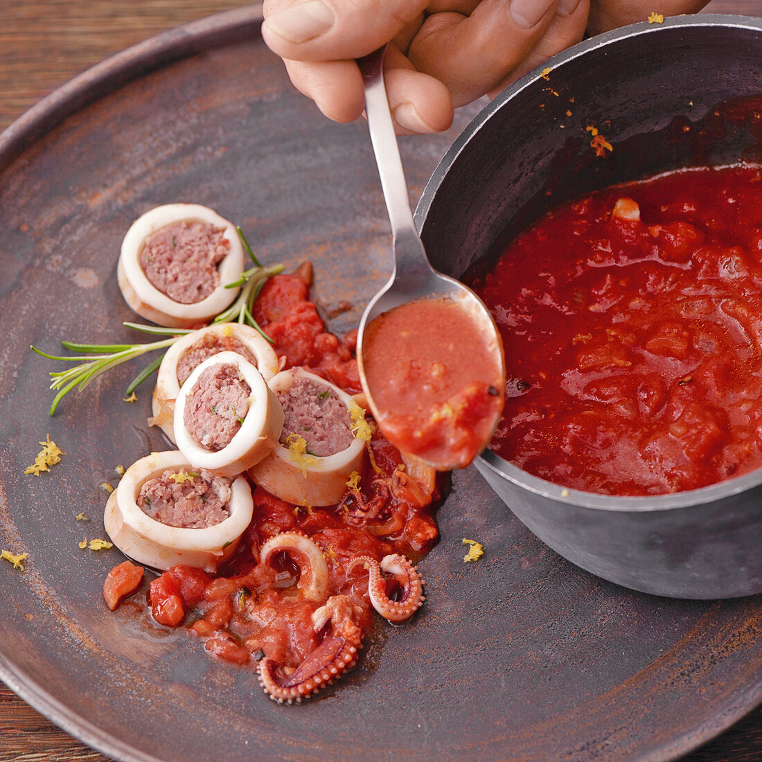 Fleisch, Kalmare mit Estragon Hackfleisch Füllung und Tomatensauce