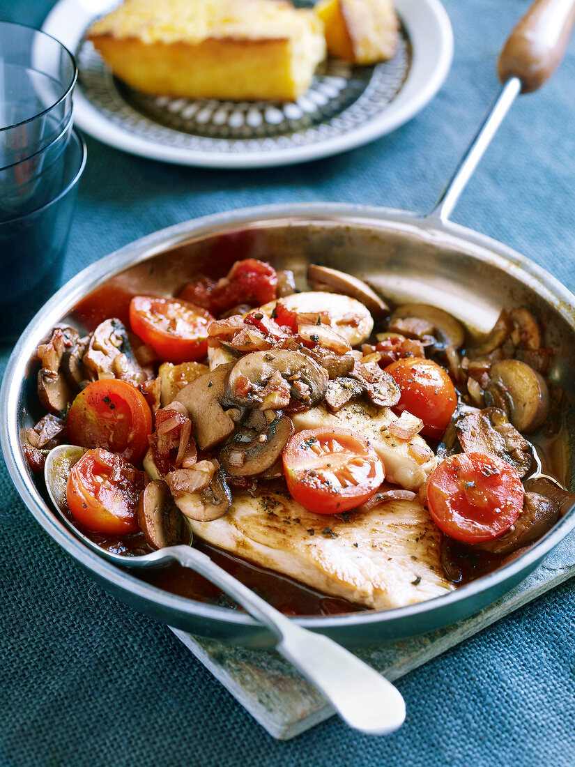 Kurzgebratenes, Putenschnitzel mit Champignon-Tomaten-Sauce