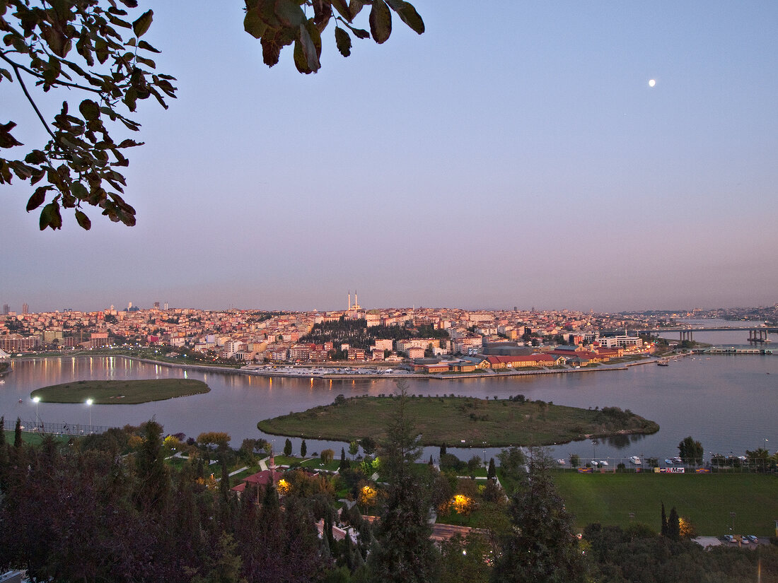 Istanbul: Pera, Goldenes Horn, Bosporus, Stadtansicht, blaue Stunde