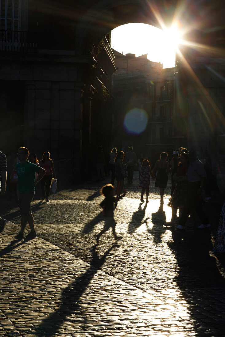 Spanien, Madrid, Menschen auf der Plaza Mayor, Gegenlicht, Schatten
