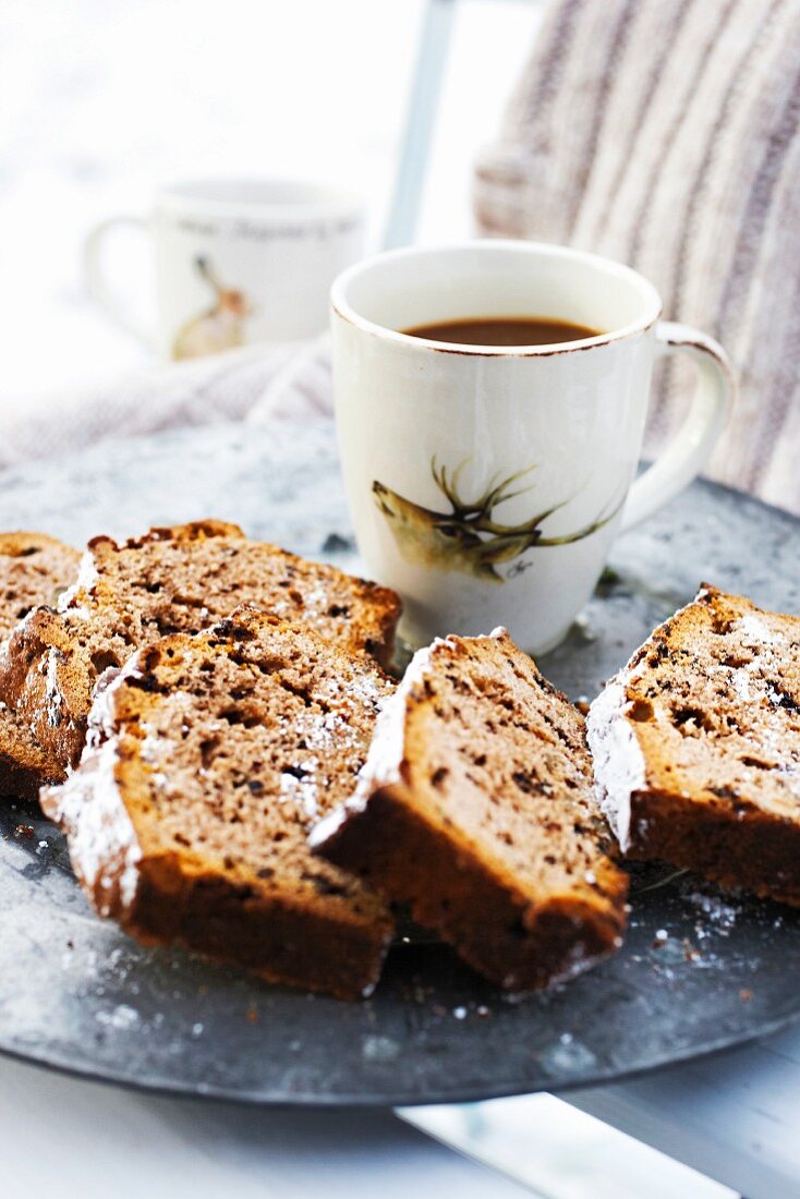 Kastenkuchen, aufgeschnitten und ein Becher Kaffee