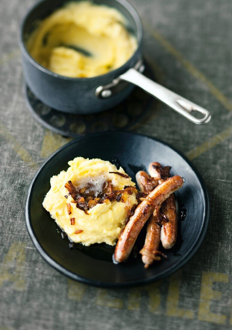 Rostbratwürstchen mit Kartoffelpüree und Röstzwiebeln