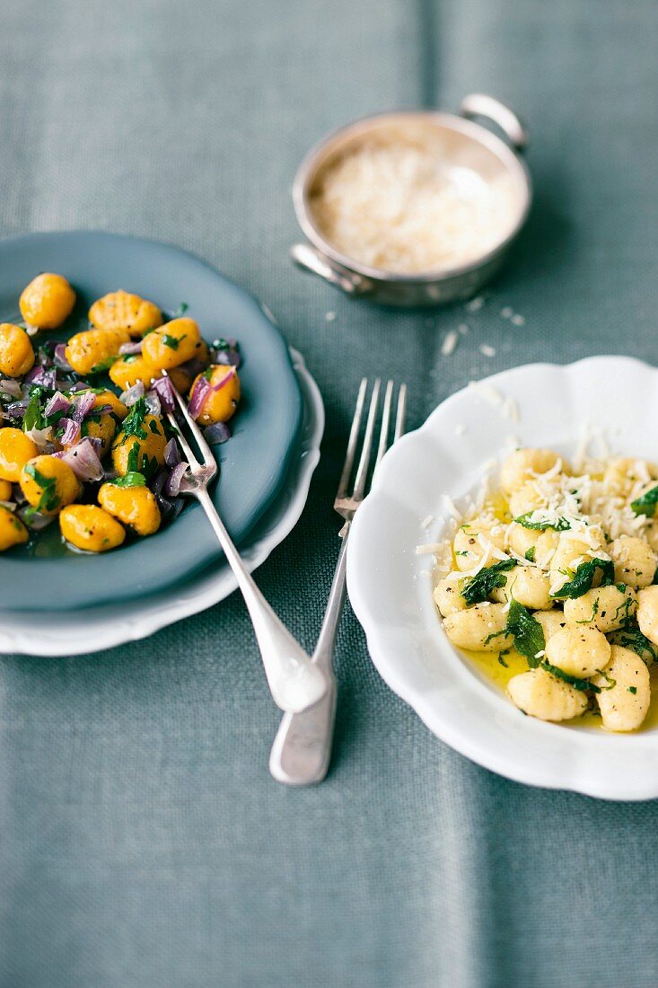 Salbei-Gnocchi & Kürbis-Gnocchi mit roten Zwiebeln