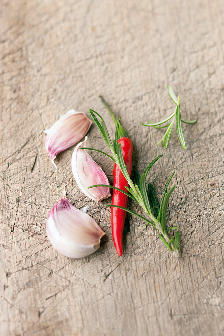 Kartoffeln, Knoblauch, rote Chilischote, Rosmarin