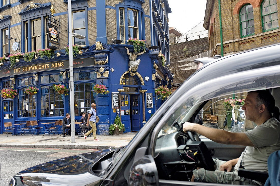 London, Borough of Southwark, Pub The Shipwrights Arms, Taxi Black Cab