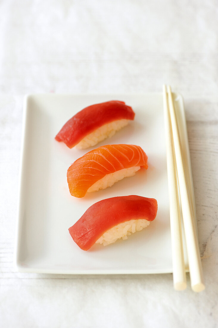Essen in Schwangerschaft und Stillzeit, 3 Stück Nigiri Sushi