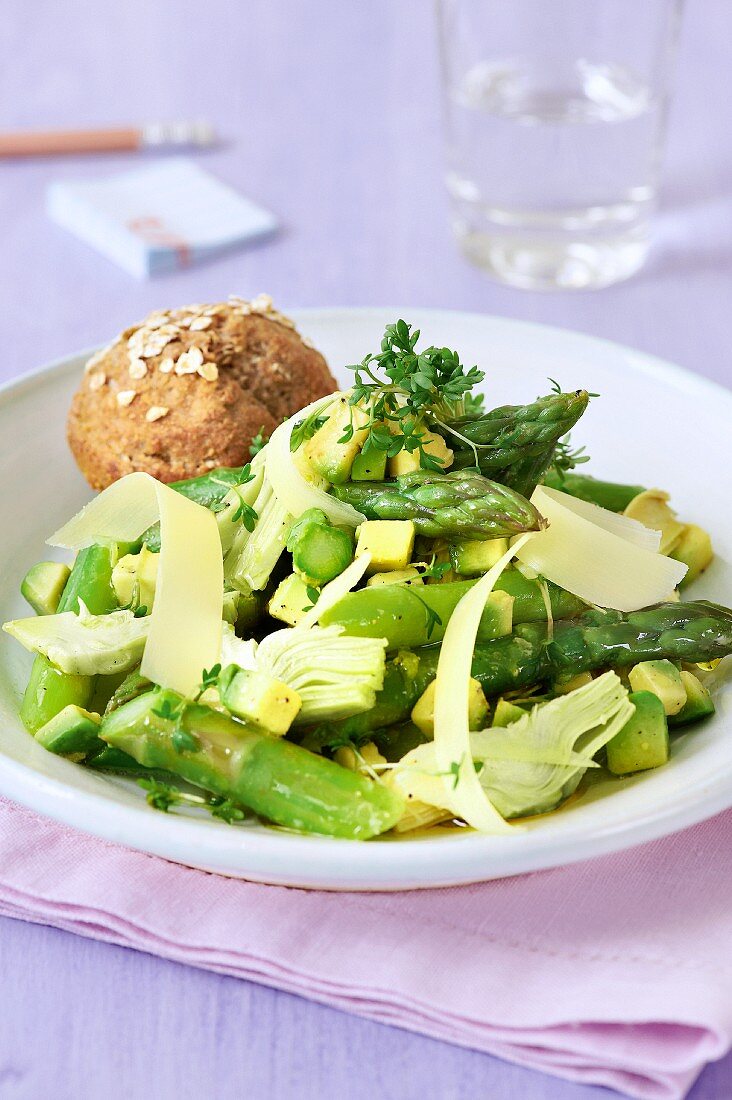Asparagus salad with artichokes and avocado