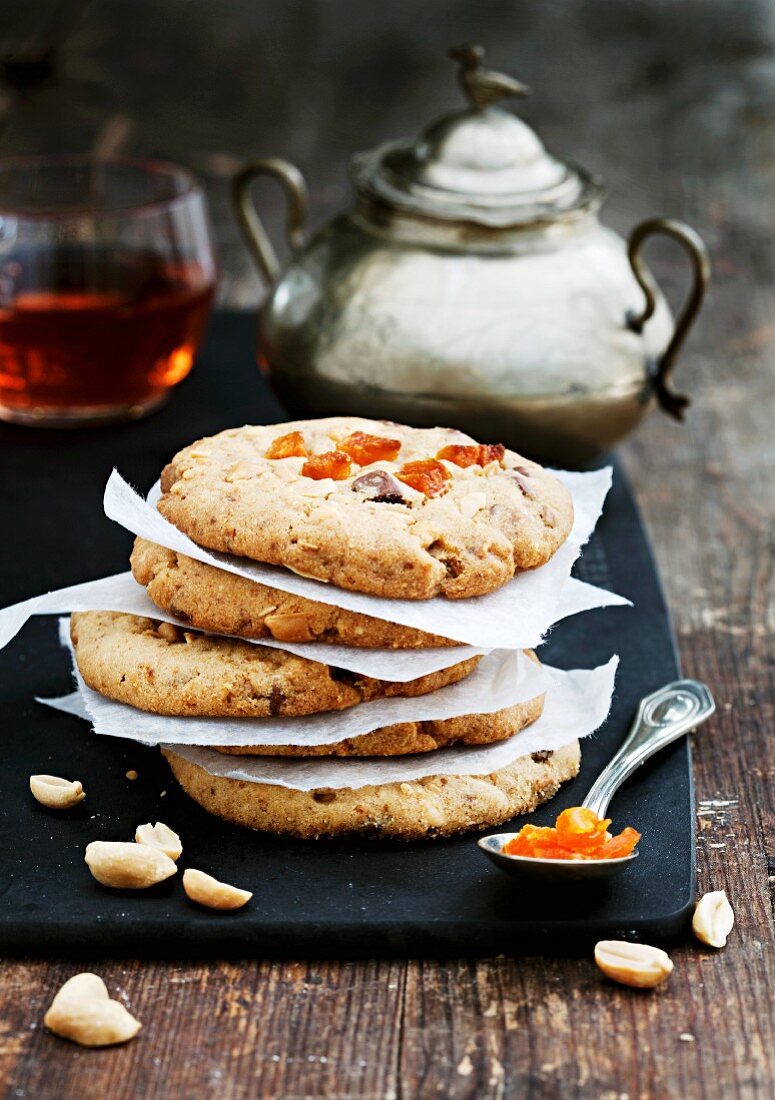 Erdnuss-Cookies mit Aprikosen und zweierlei Schokolade