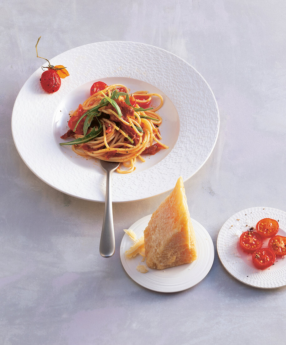 Spaghettini with lukewarm san marzano and tomato sauce on plate