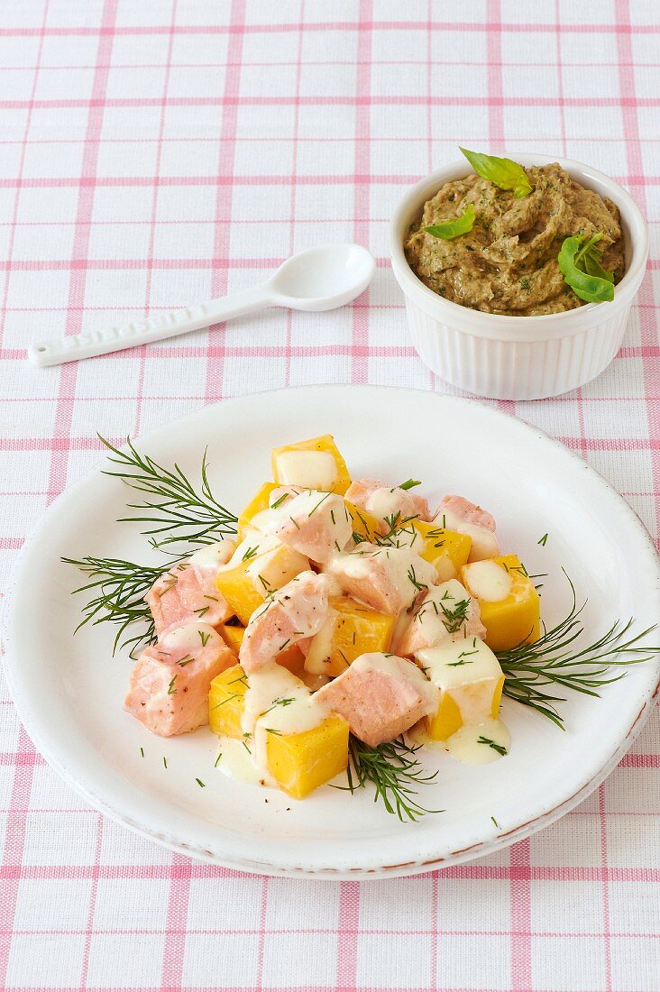 Lachssalat mit Mango & Sardinendip mit Basilikum