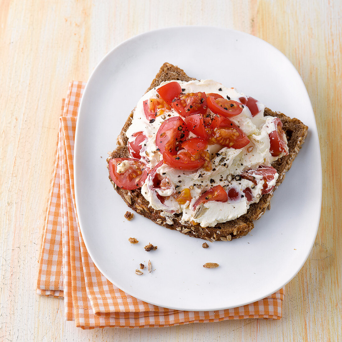 Ernährung für Vielbeschäftigte , Tomaten-Frischkäse-Brot