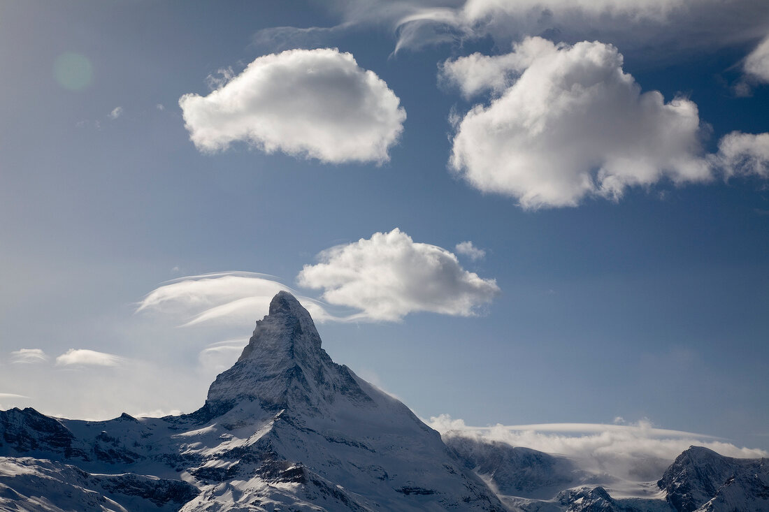 Wallis, Zermatt, Blick auf das Matterhorn, Blatt im Vordergrund