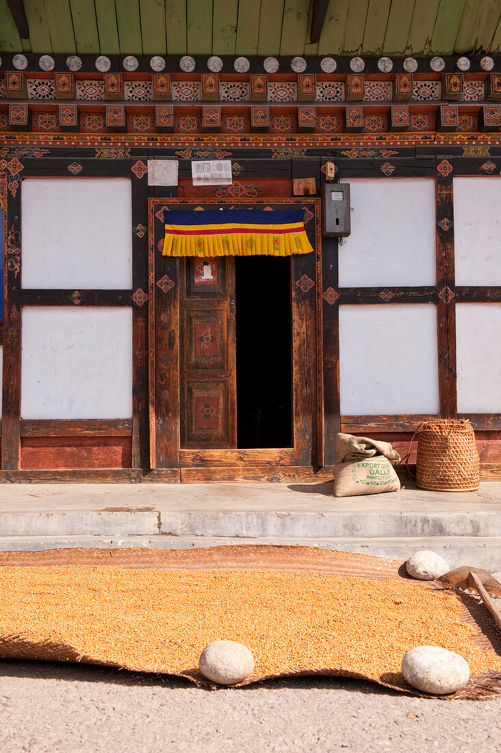 Bhutan, Getreide auf der Strasse in Bumthang