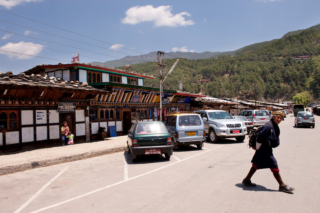 Bhutan, Mann geht über Strasse in Bu mthang