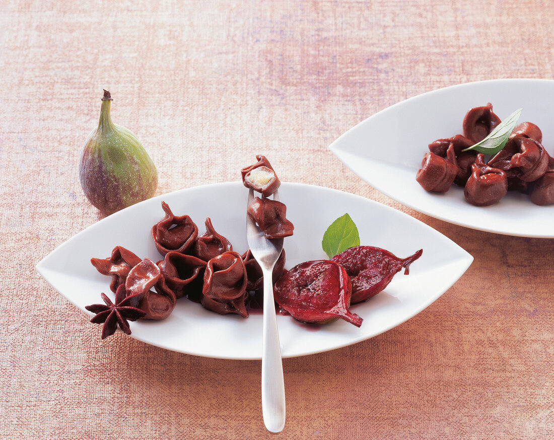 Teigwaren, Kakao-Tortellini mit Marzipan und eingelegten Feigen