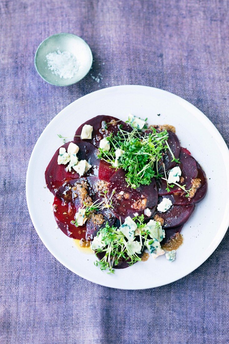 Rote-Bete-Salat mit Blauschimmelkäse und Kresse