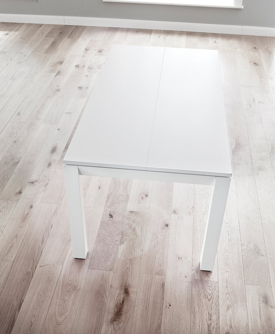 Esszimmertisch aus Holz, weiß lackiert