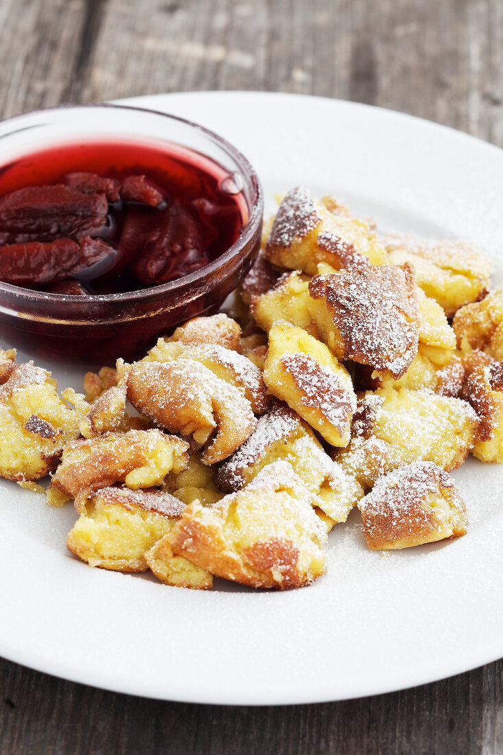 Kaiserschmarrn mit hausgemachten Rotweinzwetschgen, Staufner Haus