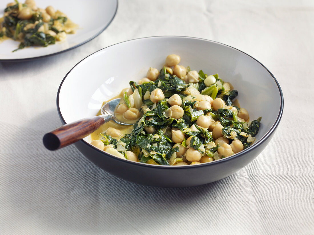 Chickpea spinach curry in bowl