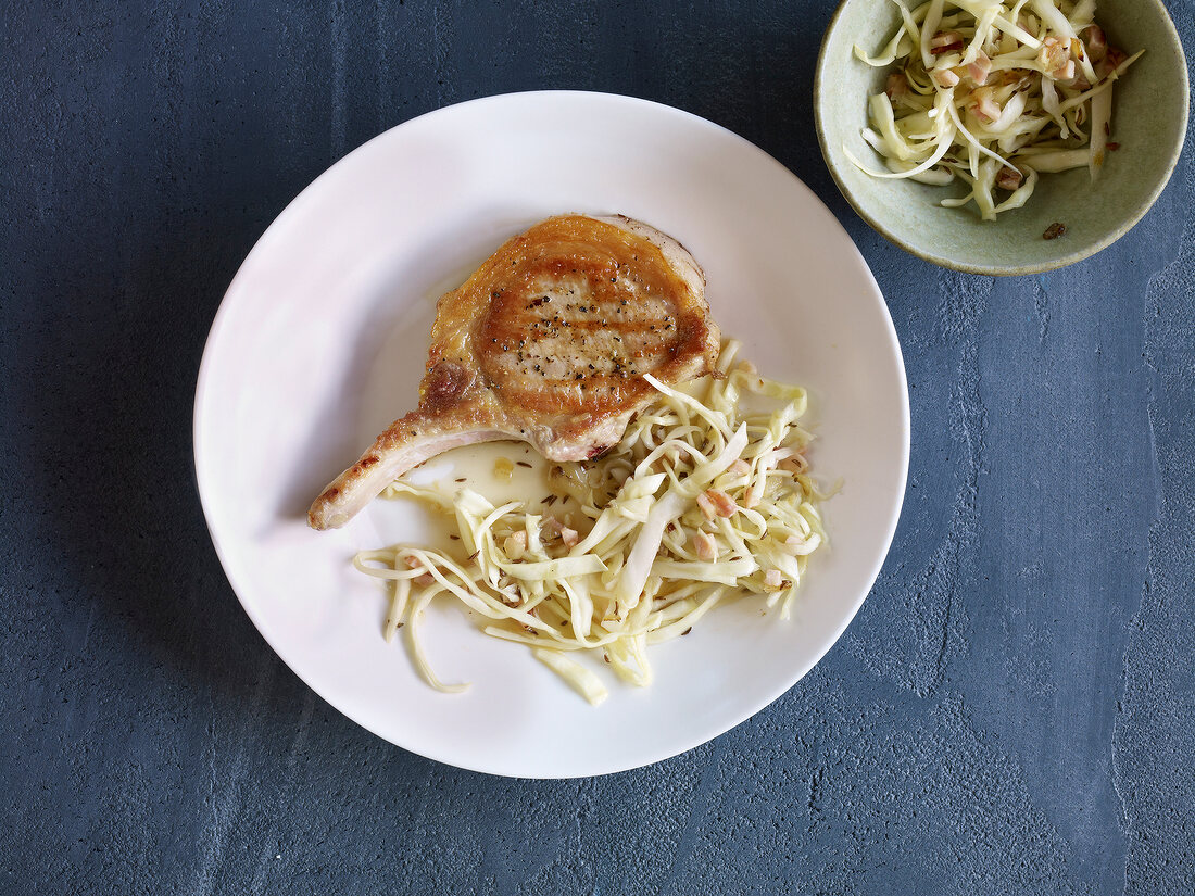 Kochen für zwei, Kotelett mit Krautsalat