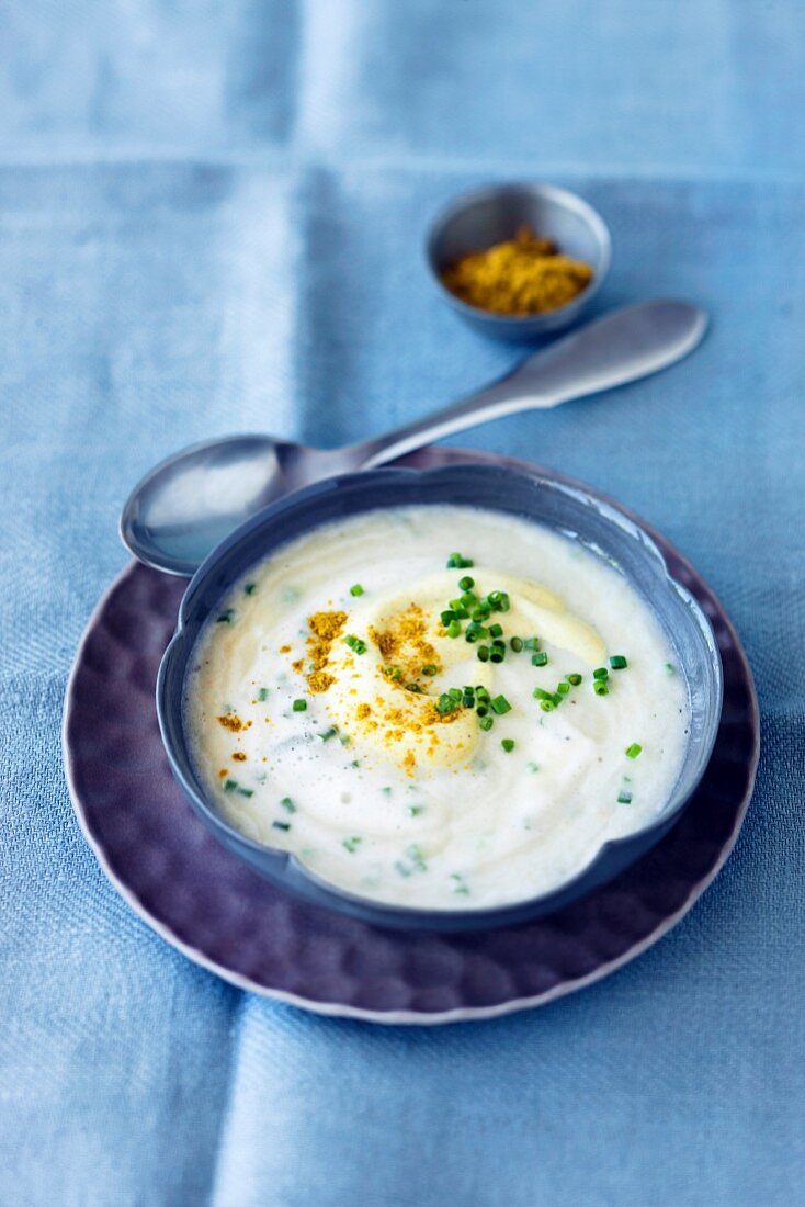 Cauliflower soup with curry