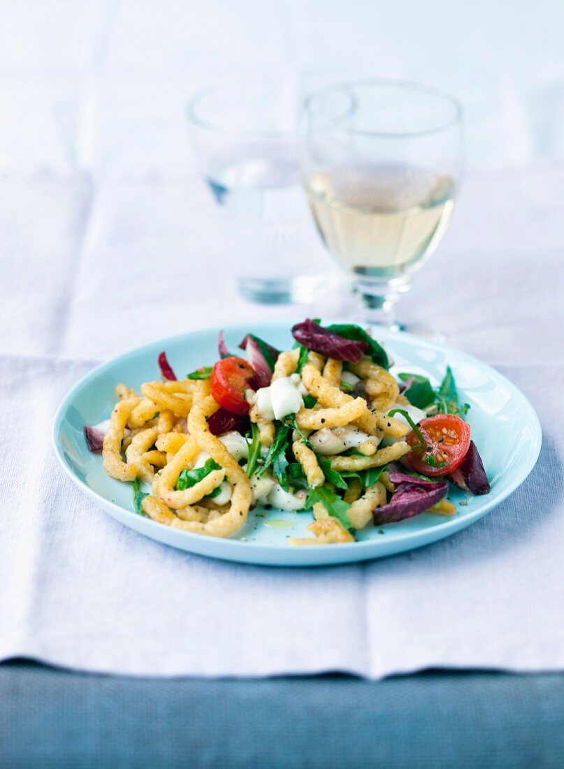 Spätzle mit Rucola, Chicorée & Kirschtomaten