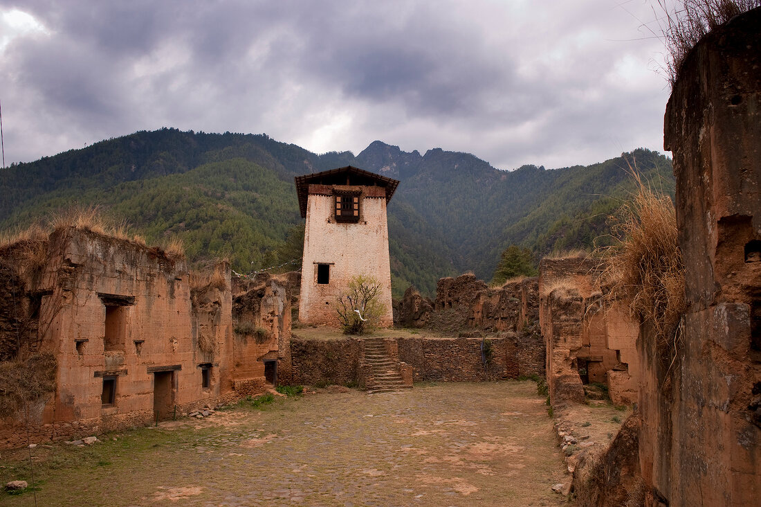 Bhutan, der alte Drukoyel Dzong bei Paro