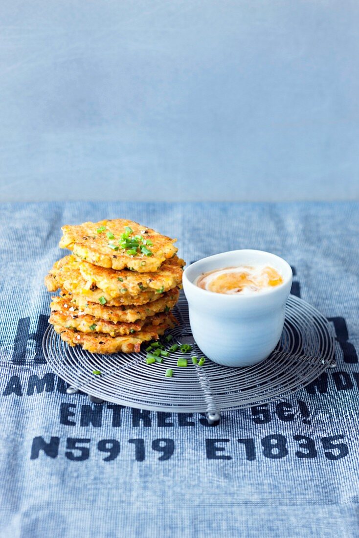 Vegetarische Linsenpuffer mit pikantem Joghurt